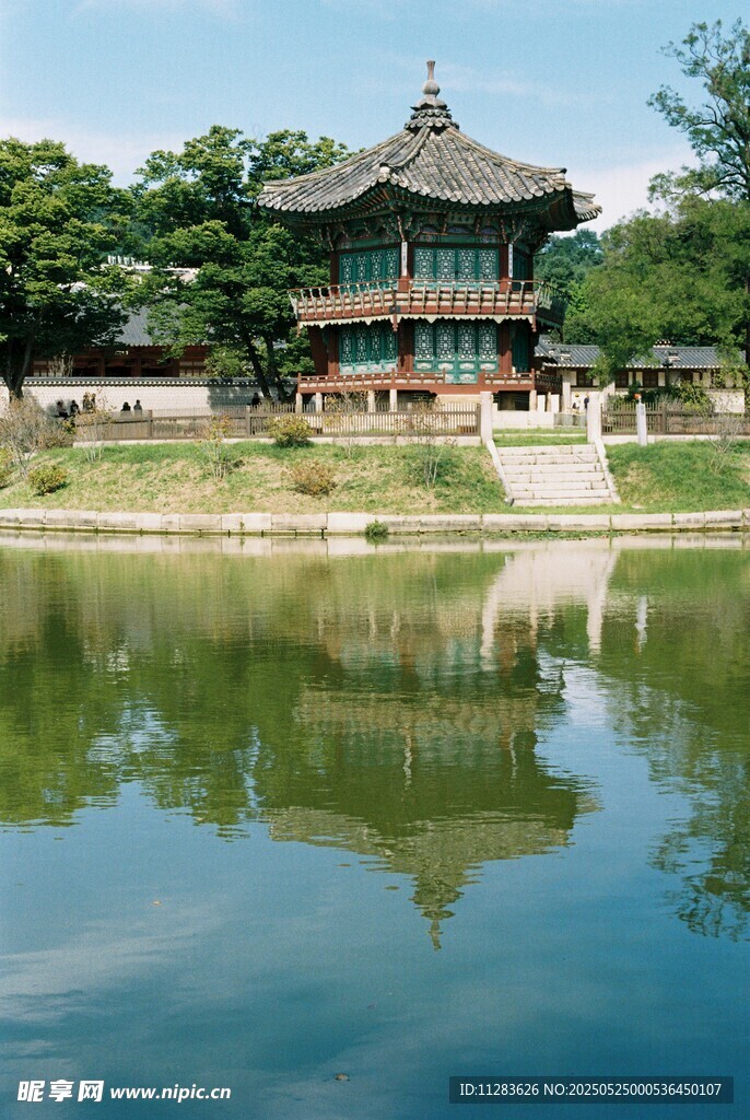 湖畔古亭美景