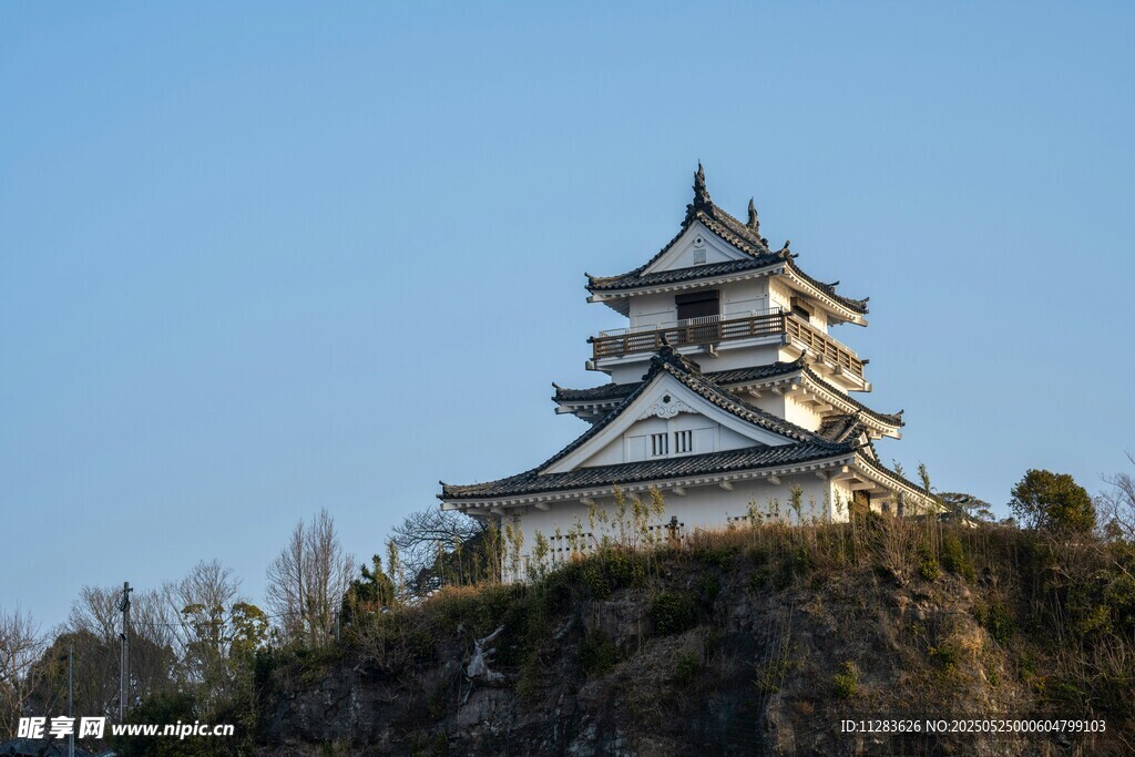 山顶上的日式古建筑