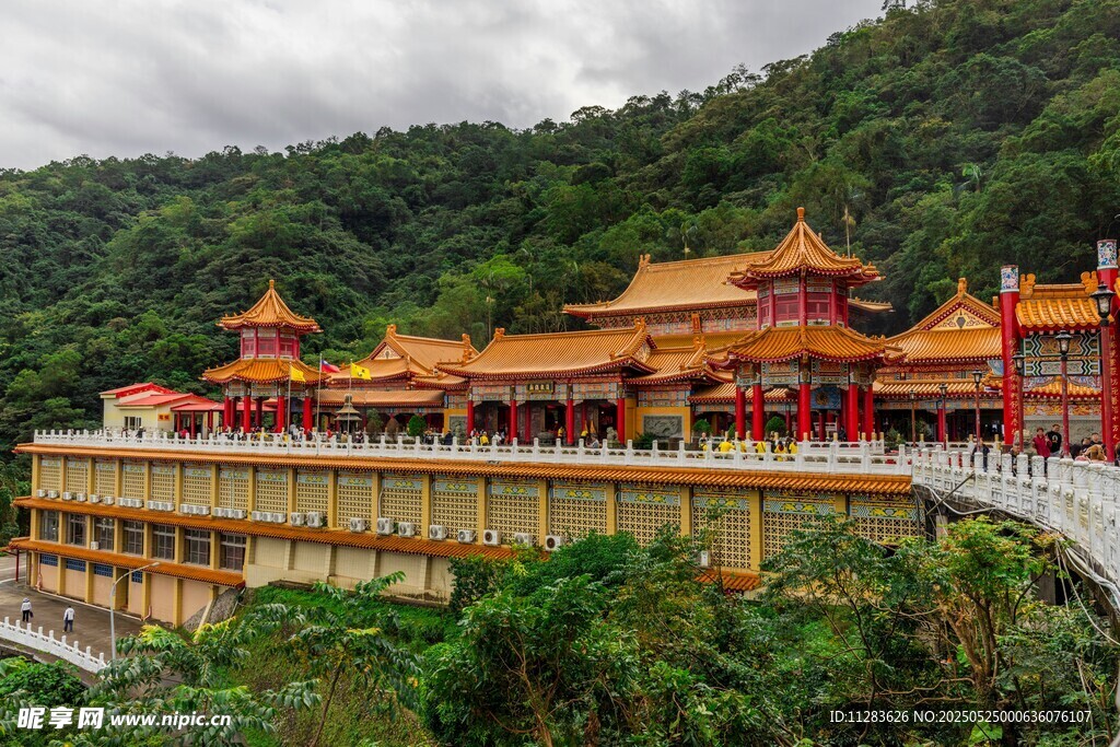 山中壮丽古建筑群景观