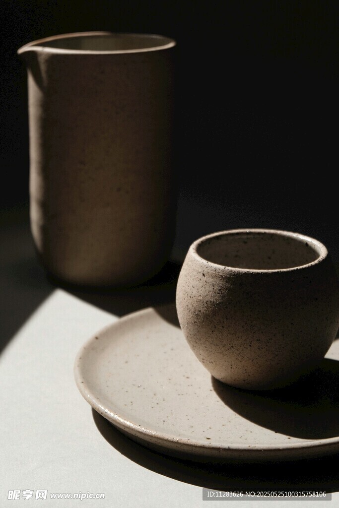 简约陶制茶具静物组合