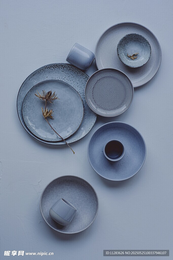 素雅陶瓷餐具组合展示