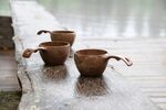 户外木质茶具静置于台
