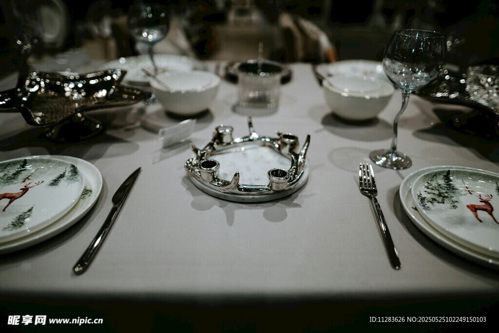精致餐桌餐具布置