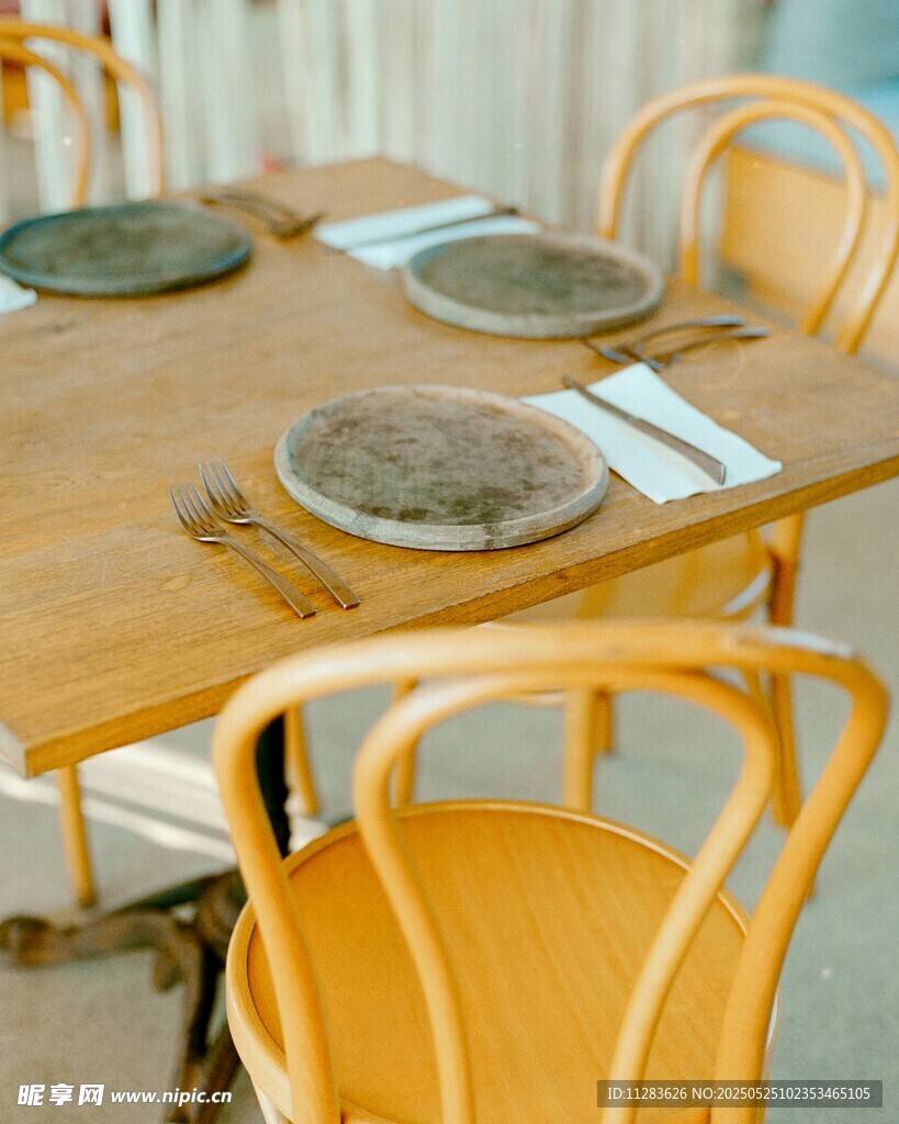 简约木质餐桌椅布置场景