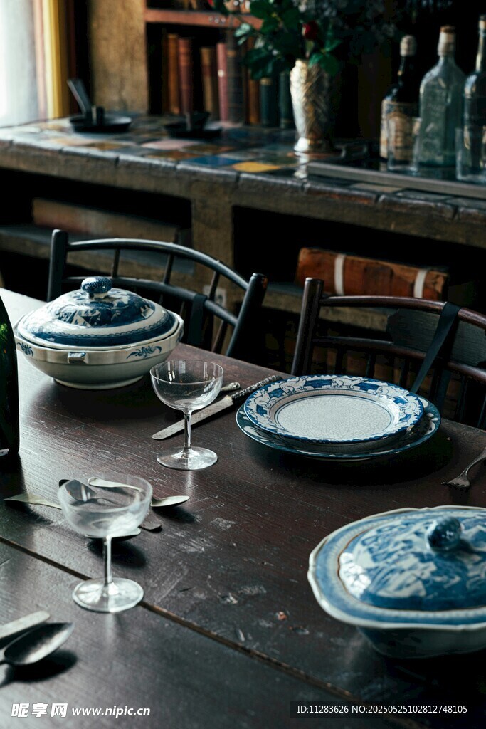 精致中式餐具摆设于餐桌