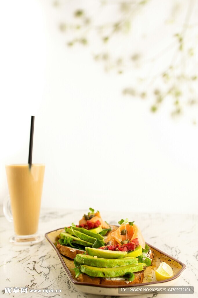 美味牛油果餐配饮品