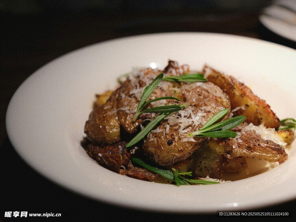美味烤鸡配蔬菜