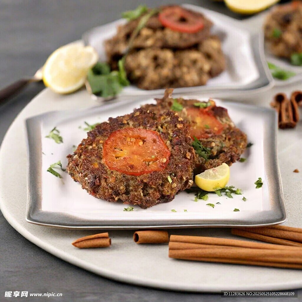 美味肉饼配蔬菜与香料