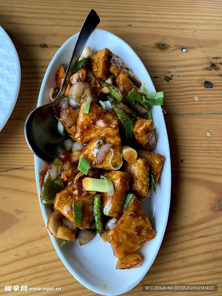 美味炒菜装盘上桌