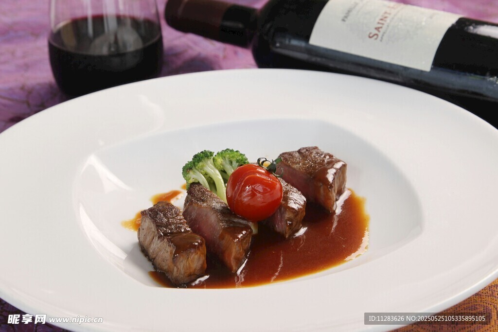 美味酱汁牛肉摆盘精致