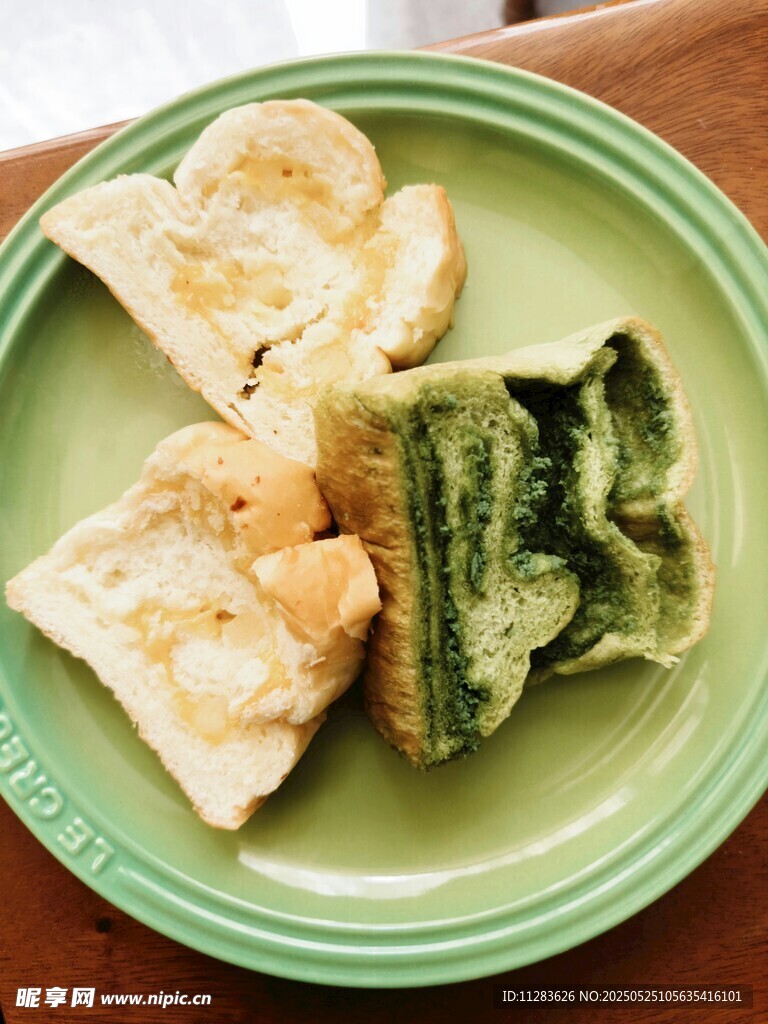 绿色盘中的多样美味点心