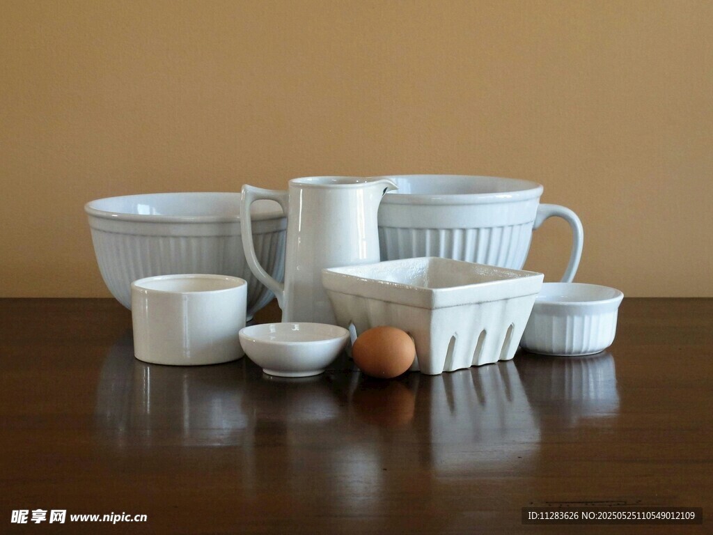 白色陶瓷餐具摆放在木桌上