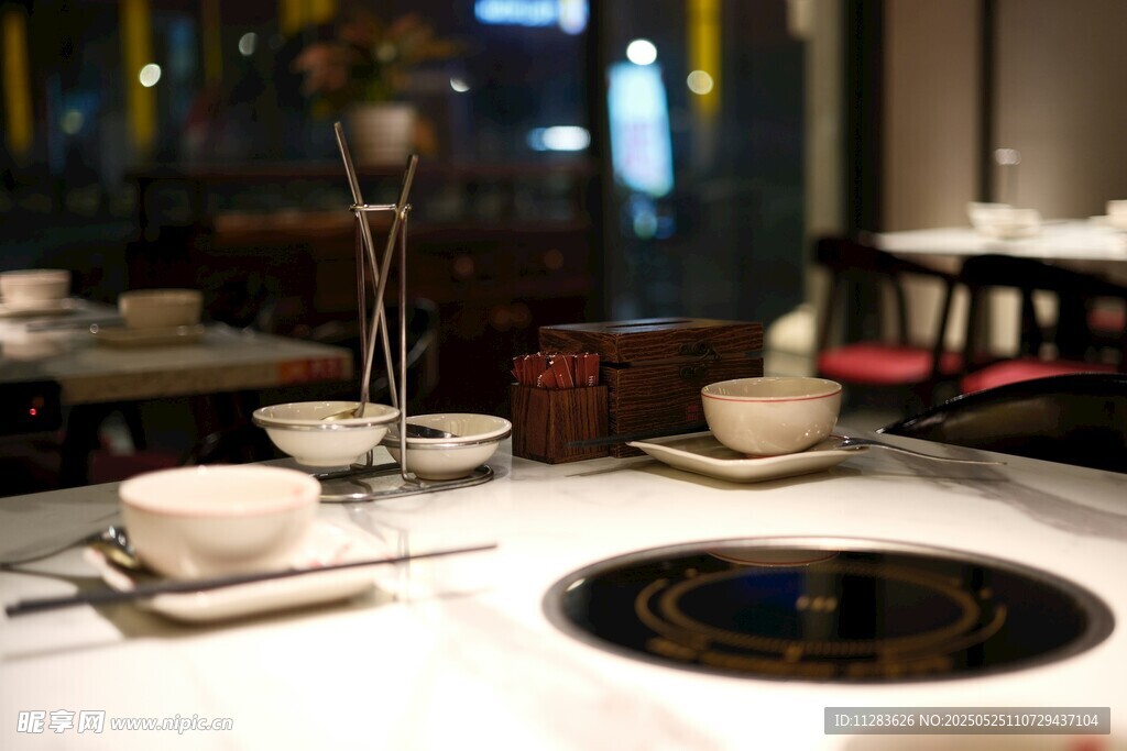 精致餐厅内的用餐场景布置