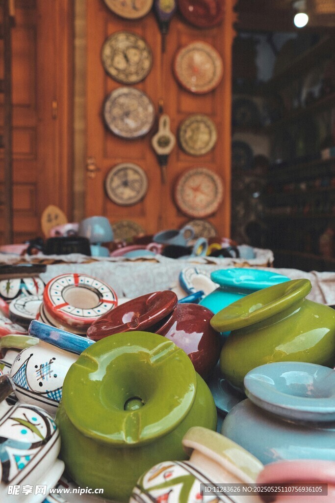 多彩陶瓷盘碗展示