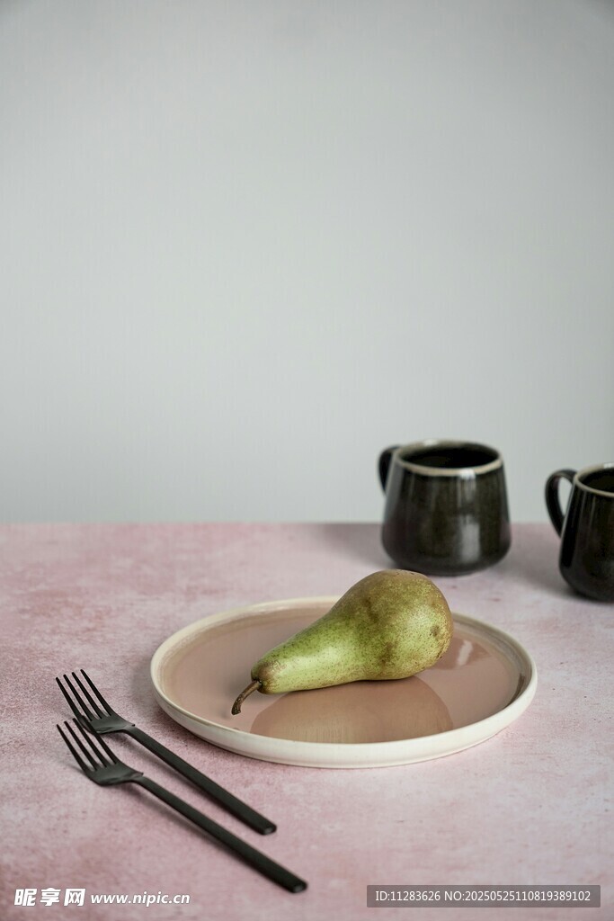 简约餐桌的梨与餐具
