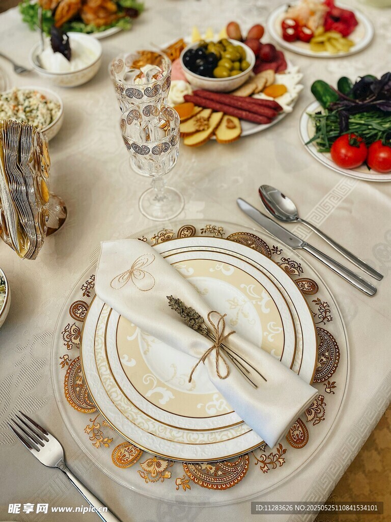 精致餐桌布置与多样美食
