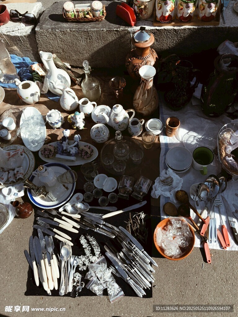 露天摊的多样旧物器具