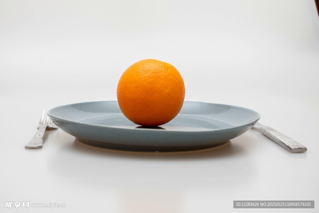 盘中橙子简约静物画面