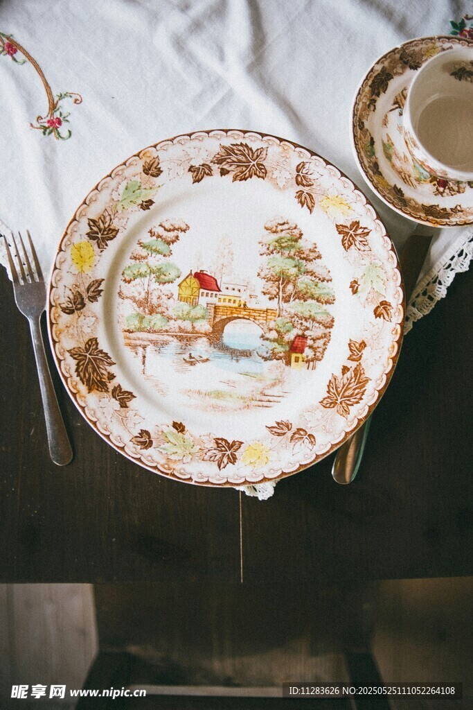 精美复古风陶瓷餐具图案
