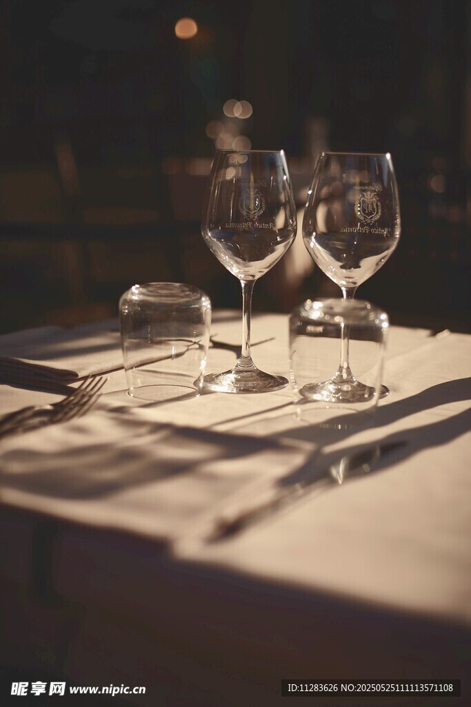 精致餐桌布置的酒杯餐具