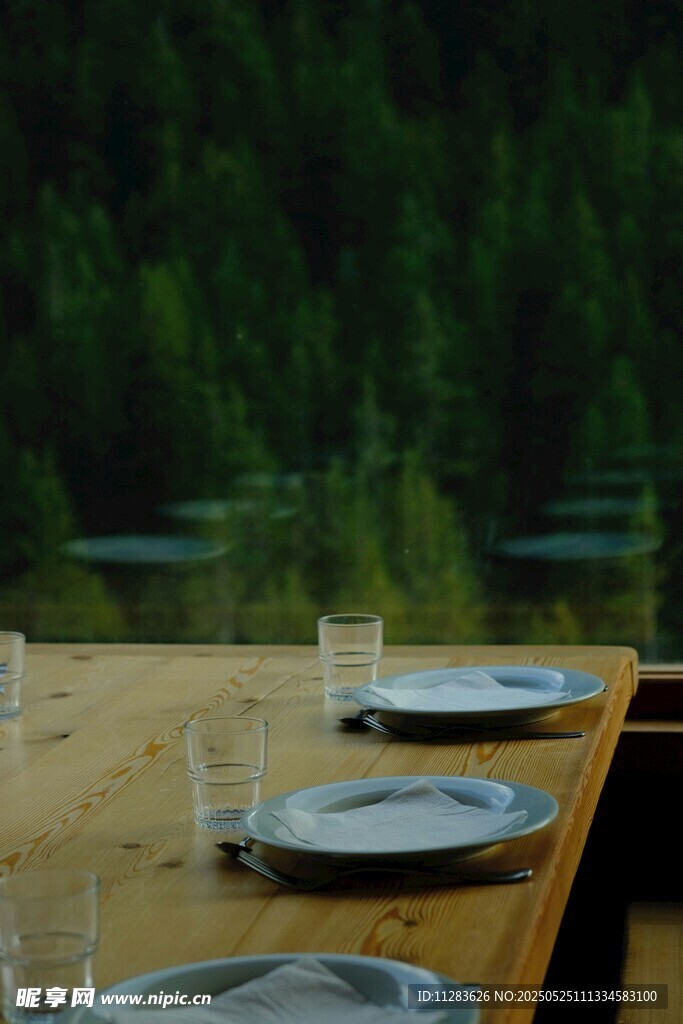 湖畔木桌餐具与森林美景