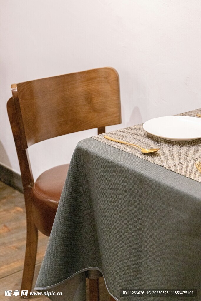 简约餐厅桌椅餐具布置