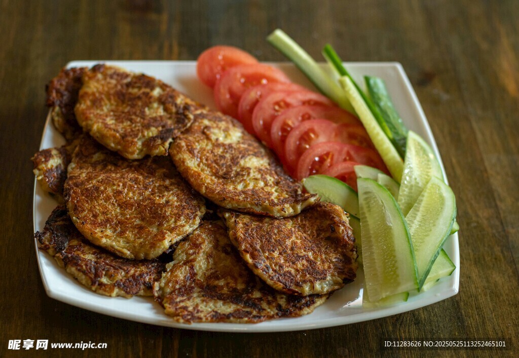 香煎肉饼配新鲜蔬菜