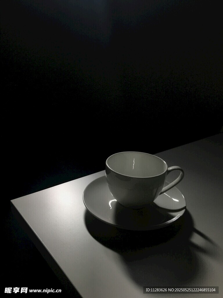 暗光下的精致咖啡杯具