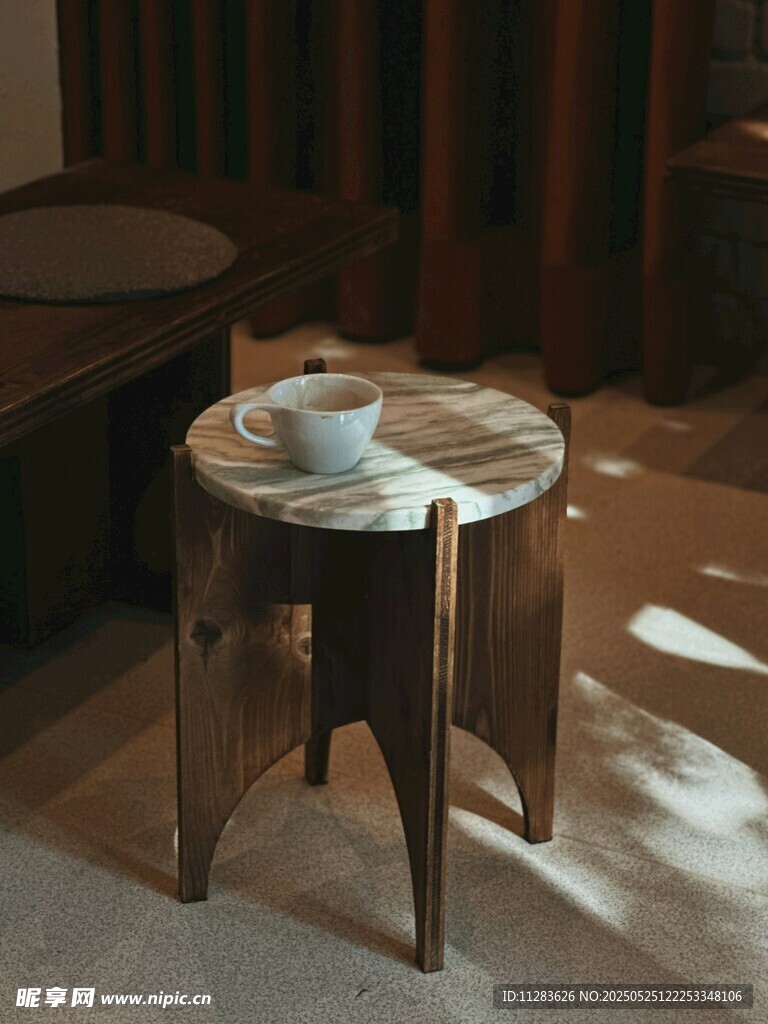 简约木质边几上的茶具