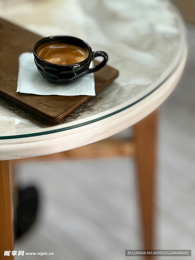 桌上精致小杯浓缩咖啡