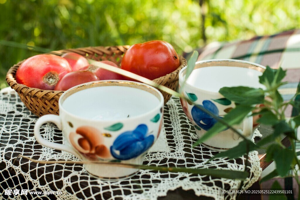 田园风茶具与水果静物图