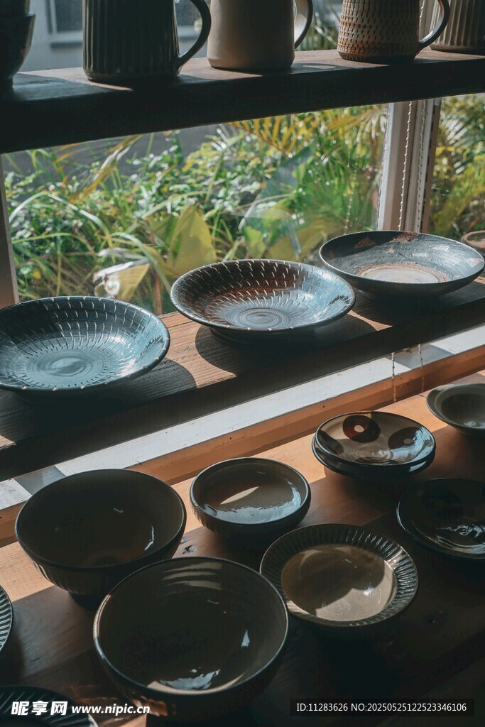 古朴陶艺展示于窗前