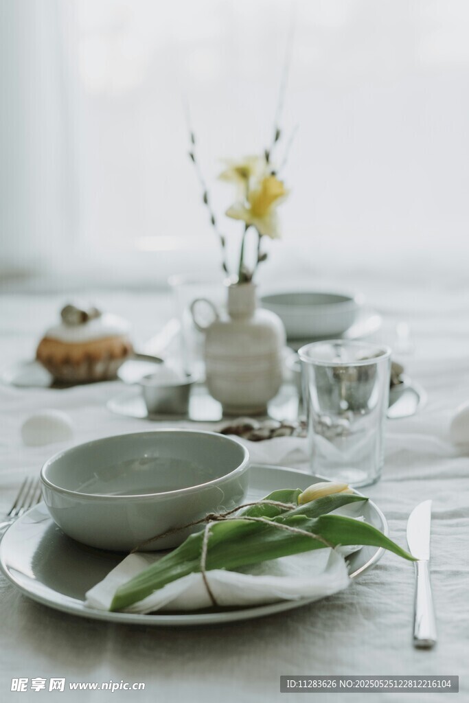 简约雅致餐桌餐具布置
