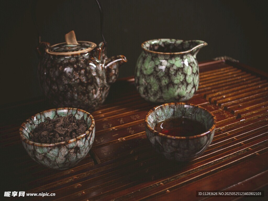 古朴茶具摆于竹席之上