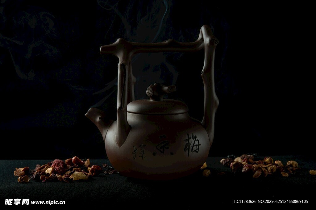古朴茶壶与散落茶叶