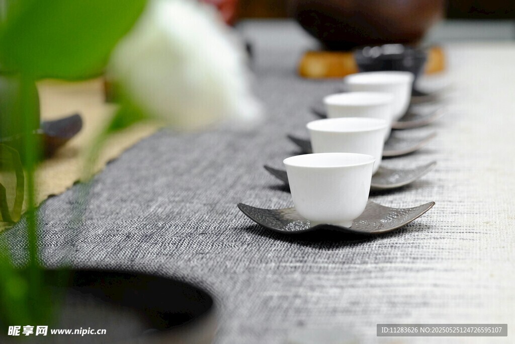 精致茶具排列展示
