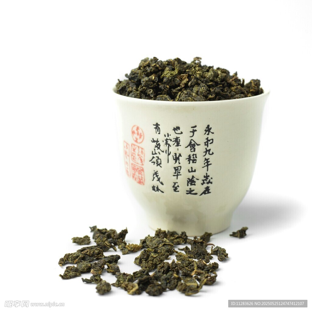中式茶杯中的散装乌龙茶