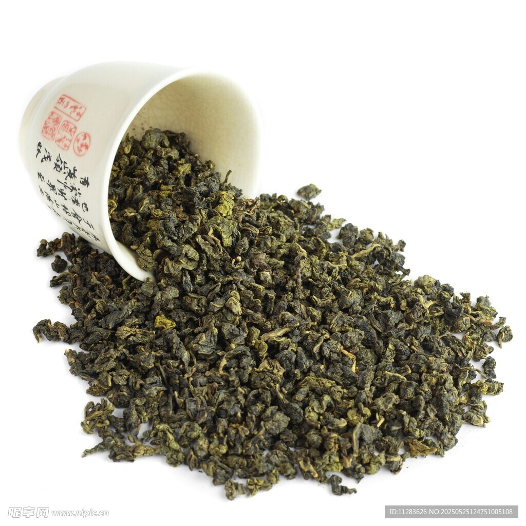 倾倒出的清香绿茶茶叶