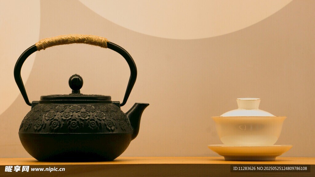古朴茶壶与茶杯组合