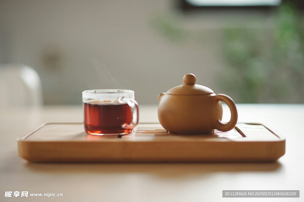 古朴茶具与一杯热茶