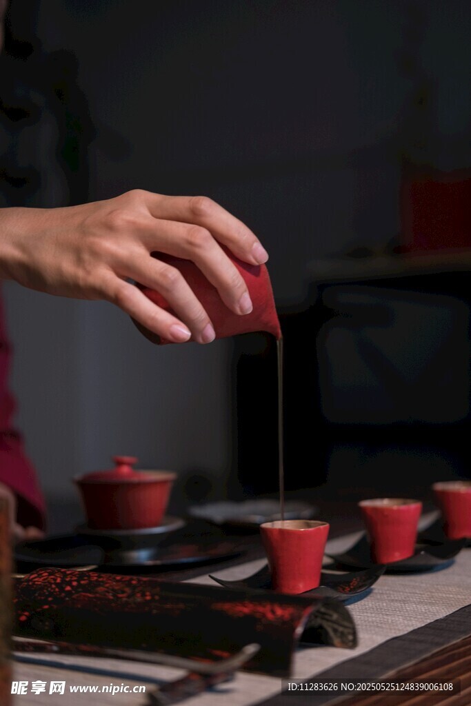 手斟香茗展中式茶艺韵