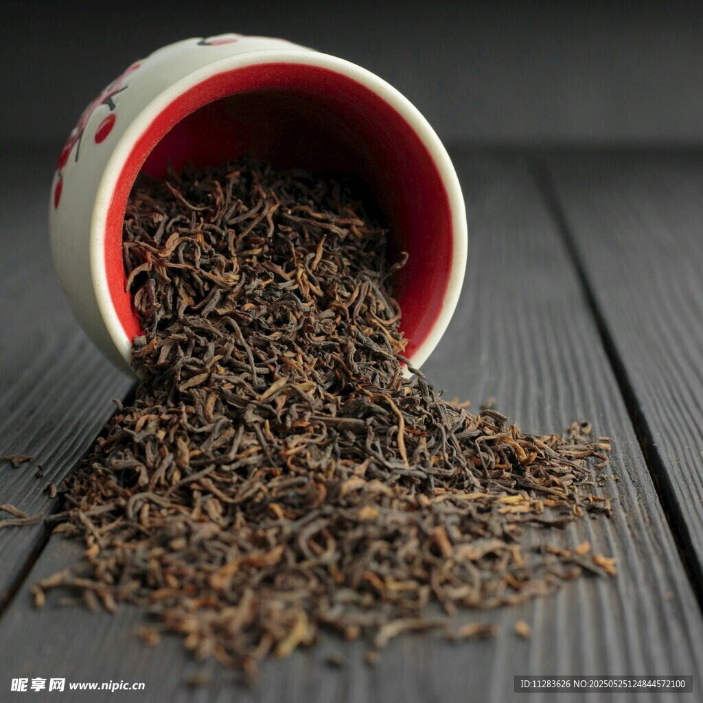 红茶茶叶溢出瓷杯场景