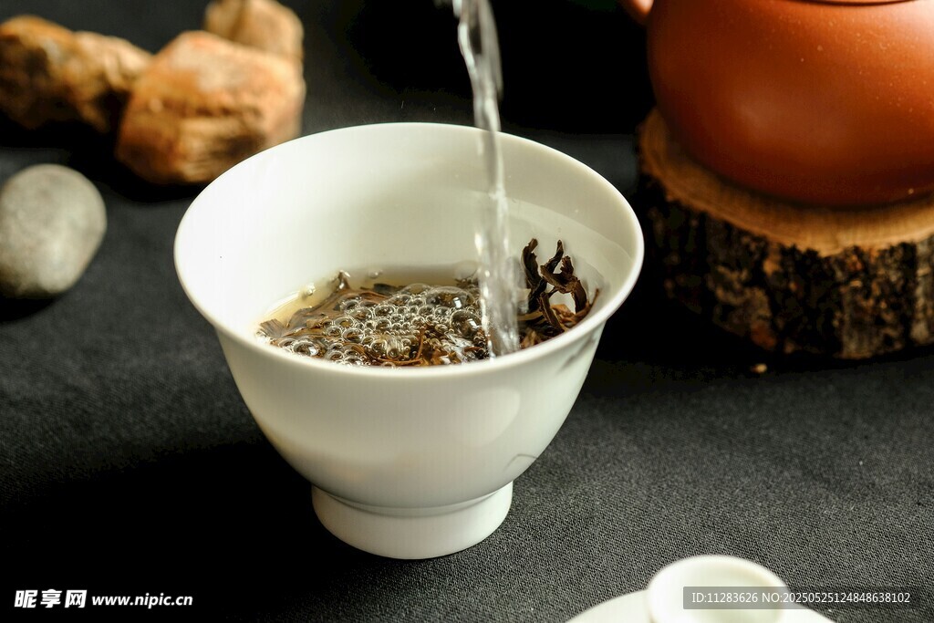 白瓷杯中的茶水正被倒入