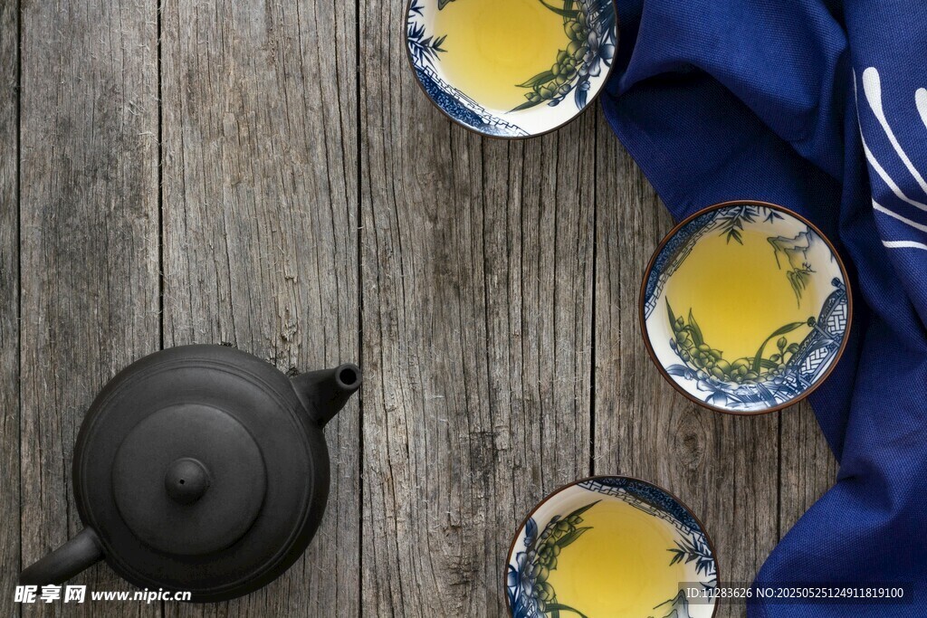 中式茶具与茶饮展示