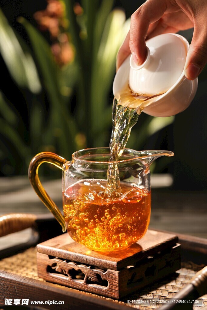 手冲热茶于精致茶具中