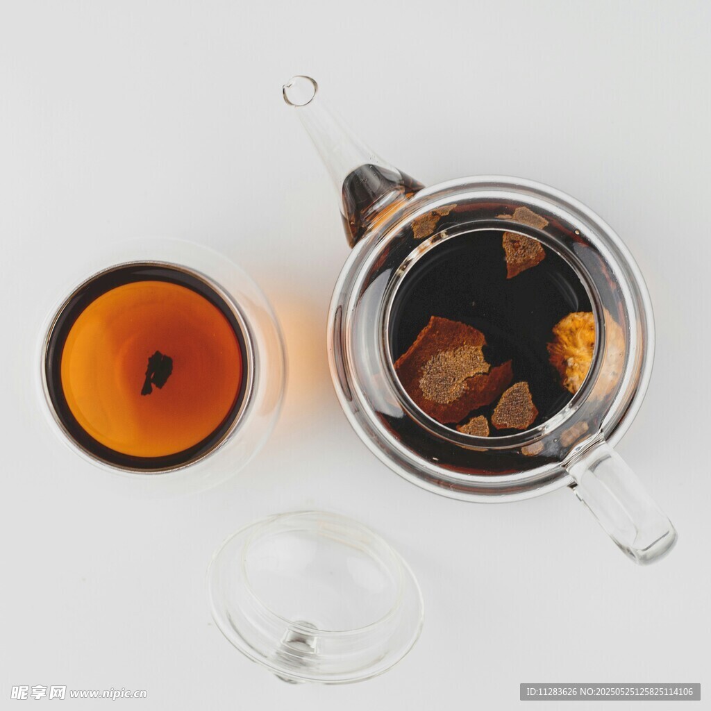 玻璃茶壶与橙色蜡烛摆件