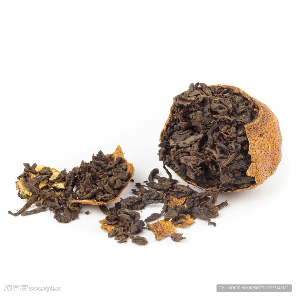 剥开的茶球与散落茶叶