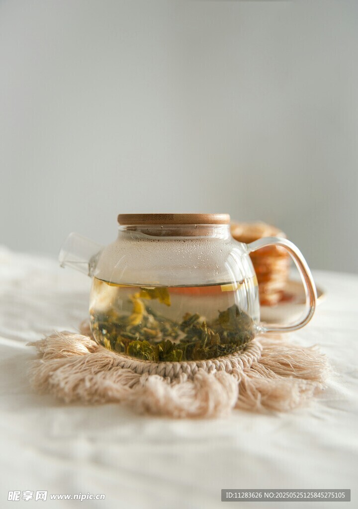 玻璃茶壶中的清新花草茶