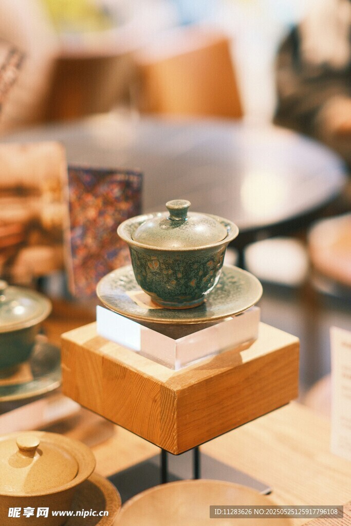 精致茶具展示于古朴空间