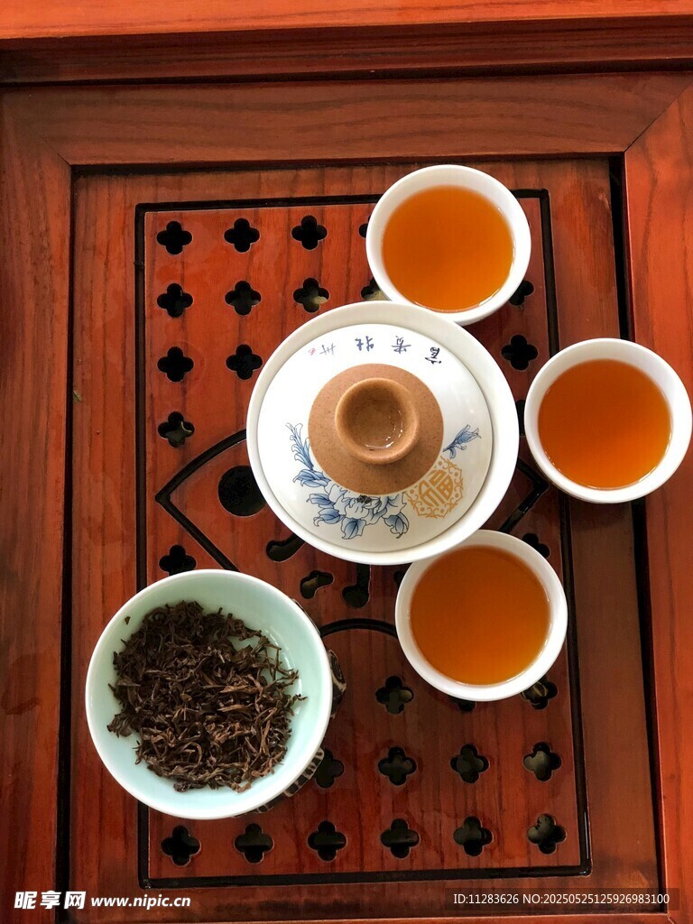 中式茶具与香茗